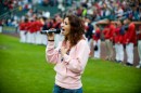 Cassandra De Rosa canta l'inno nazionale statunitense all'apertura dell stagione di football americano