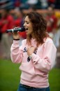 Cassandra De Rosa canta l'inno nazionale statunitense all'apertura dell stagione di football americano