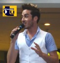 Federico Angelucci canta in un centro commerciale di Como