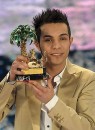Marco Carta alza il premio di Sanremo