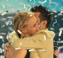 Marco Carta abbraccia Maria De Filippi dopo aver saputo di aver vinto Sanremo