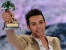 Marco solleva il premio di Sanremo