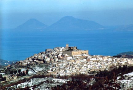 Veduta di Montalbano Elicona, sullo sfondo le Eolie