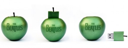 I dischi dei Beatles in formato USB con chiavetta a forma di mela