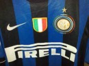 La maglia autografata da Zanetti