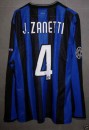 La maglia autografata da Zanetti