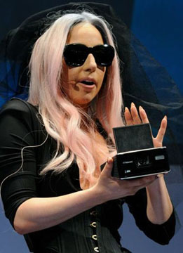 Lady GaGa e la Polaroid