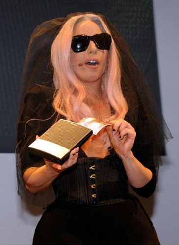 Lady Gaga chiamata a fare il direttore creativo della Polaroid, un marchio che ha fatto la storia della fotografia