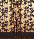 Emma Hack. L'arte della fotografia associata al body painting per ricercate immagini illusorie, un unicum di corpi e lo sfondi
