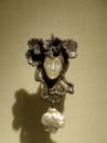R Lalique - Viso di donna con pendente di perla
