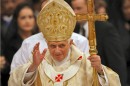 Benedetto XVI spinto a terra durante la Messa della notte di Natale