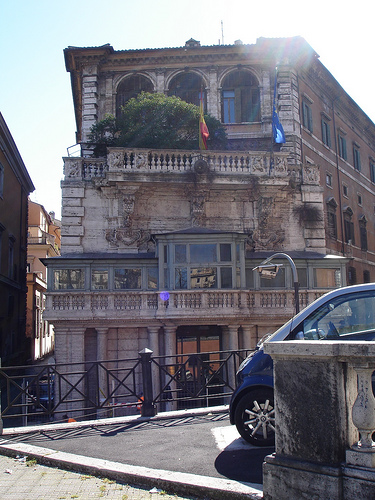 La facciata di Palazzo Borghese sulle rive del Tevere