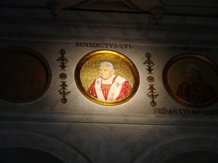 Tondo posto nella navata raffigurante papa Benedetto XVI