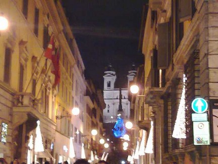 Via Condotti a Natale con l'albero azzurro sulla scalinata di Piazza di Spagna
