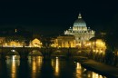 Il Tevere di notte con San Pietro sullo sfondo