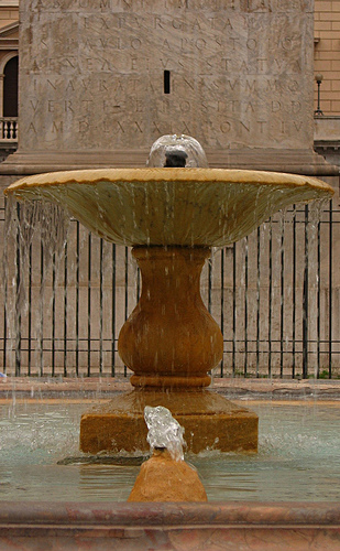 Particolare Fontana in Piazza Colonna