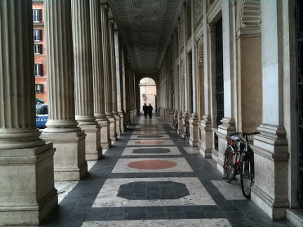Particolare delle arcate in Piazza Colonna