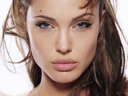 Angelina Jolie icona di bellezza della decade