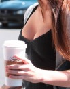 Megan Fox fa diventare molto sexy anche prendere un caffe