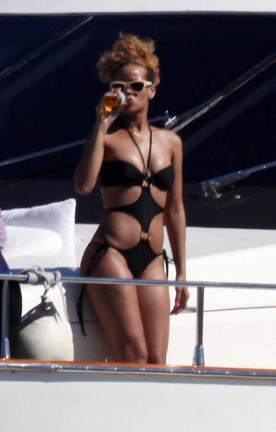 Rihanna beve Corona in Bikini
