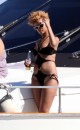 Rihanna beve Corona in Bikini