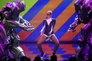 Rihanna super hot con due Robot a Berlino