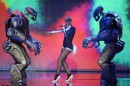 Rihanna super hot con due Robot a Berlino