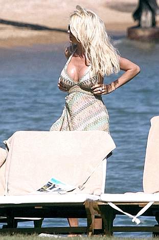 Victoria Silvstedt Relax in Bikini a Porto Cervo