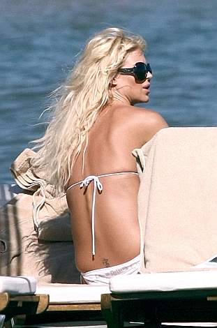 Victoria Silvstedt Relax in Bikini a Porto Cervo