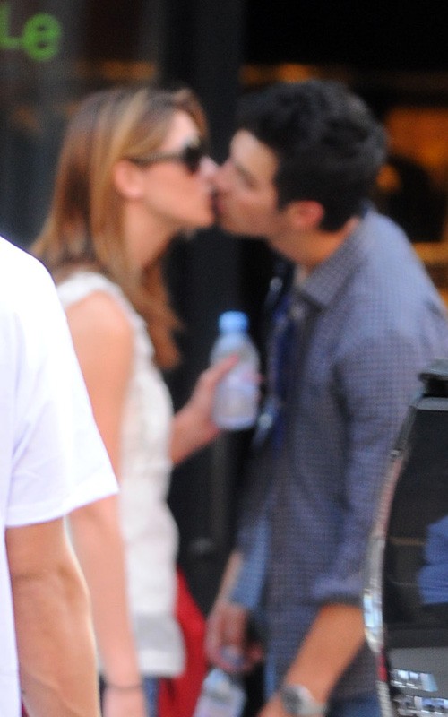 Ashley Greene bacia Joe Jonas