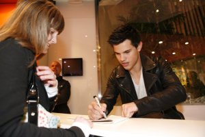 Taylor Lautner: nuove foto Parigi