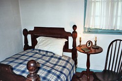 La camera da letto di Virginia nella Poe's House