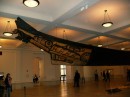 La grande canoa all'interno del Museo