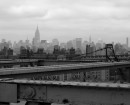Manhattan vista dal Brooklin Bridge in un giorno di nebbia