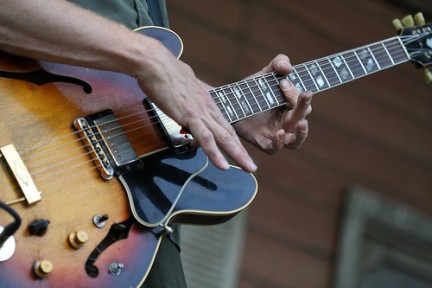 Una chitarra suona al Chicago Blues Festival