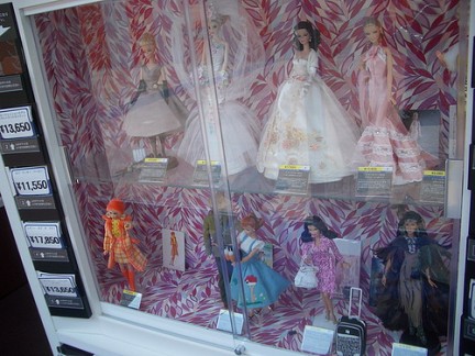 Barbie al Toys R Us
