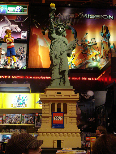 La statua della LibertÃ  in Lego al Toys R Us