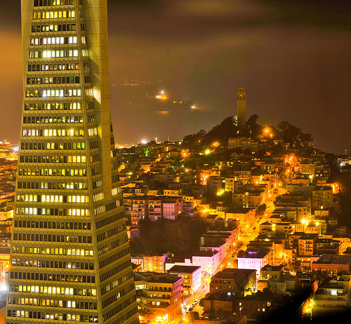 Panorama notturno di San Francisco con la Transamerica Pyramid