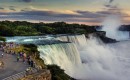 Persone che guardano la cascata del Niagara