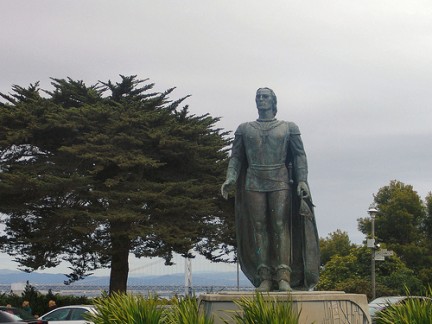 Statua davanti alla Coit Tower