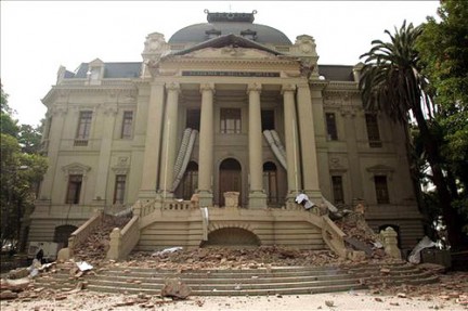 Facciata distrutta del Museo delle Arti Contemporanee Santiago
