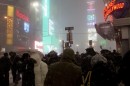 A Times Square non si teme la nebbia e il freddo